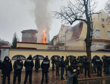 Εκτός ελέγχου η κατάσταση στην Ουκρανία: Πυρπόλησαν το Ρωσικό Προξενείο στο Χάρκοβο (φωτό, βίντεο)